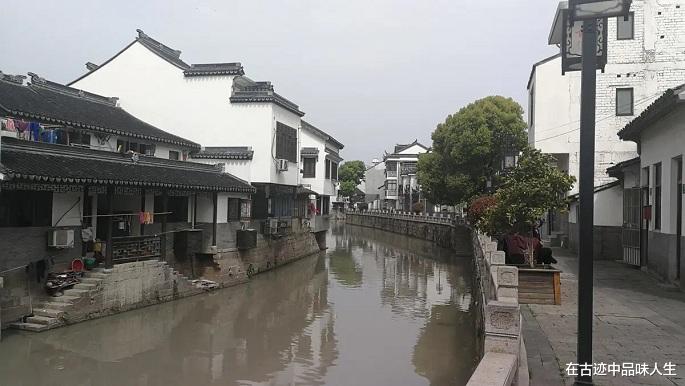 古镇:曾是上海最繁华古镇,现在被修葺一新,但却商铺关门游客稀少