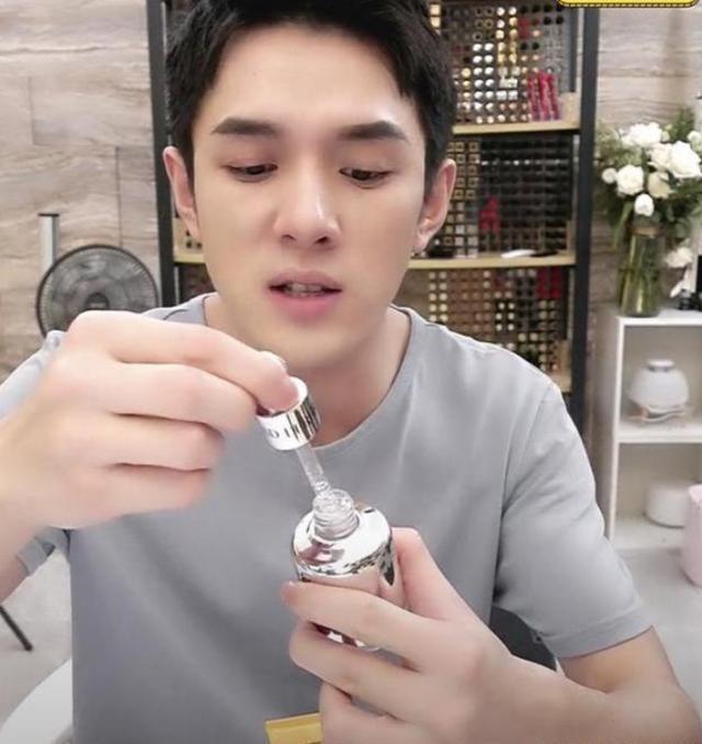 「李佳琦」李佳琦晒的“续命”精华液火了，张嘉倪同款！用后色斑细纹消失了