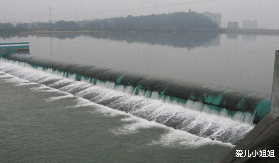 「飞行员」52名飞行员牺牲自己击毁大坝，上亿吨洪水喷涌而出，3万人被淹没