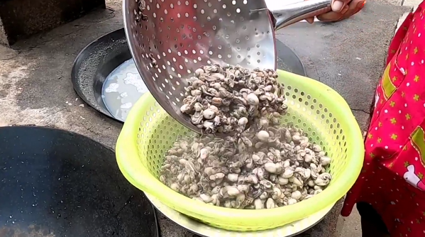 『』200斤生蚝可提炼多少“蚝油”？大叔5小时弄完，看到结局打扰了