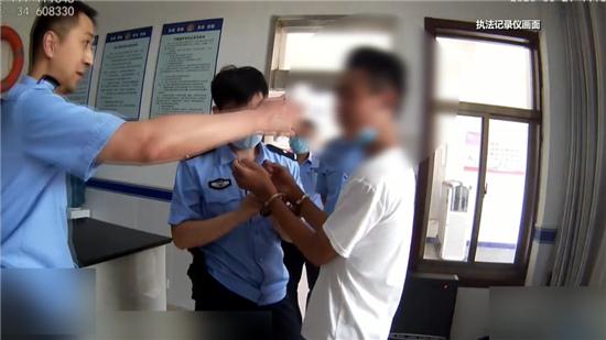 #民警#小伙怀疑自己是逃犯去派出所“验明正身”，民警：还真是，就别走了