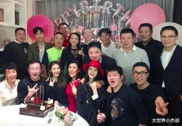 章泽天|章泽天“富婆圈”照片曝光! 从C位站到边缘,被网友称现实版“顾佳”!