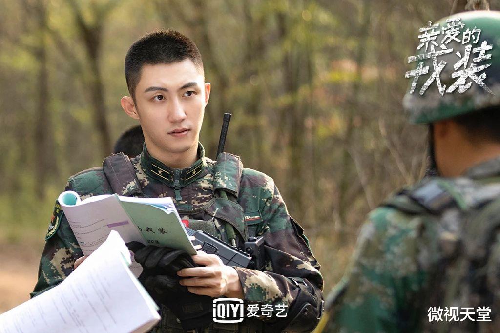 黄景瑜■《亲爱的戎装》杀青,黄景瑜造型俊美霸气,女主李沁又甜又灵