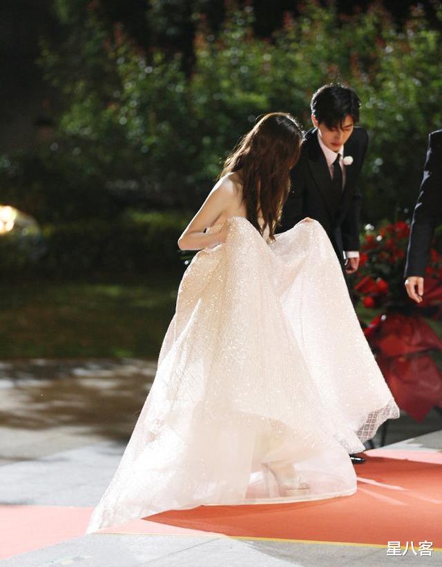 「蔡徐坤」奔跑吧首期同框，背影对比后：谁还在说爱豆和演员有壁？