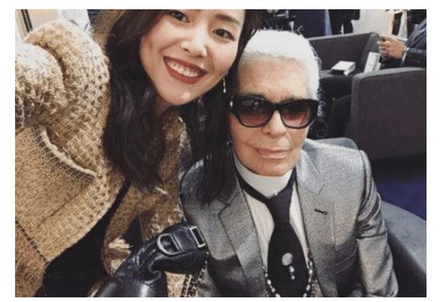 老佛爷|香奈儿老佛爷，和女星合照都是高冷脸，唯独看到她瞬间变了