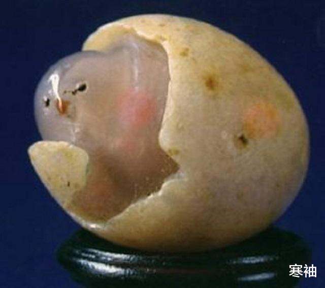 寒袖|内蒙古干涸湖泊遍布“五彩石”，商家雇牧民捡石，三年损失过亿