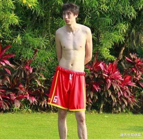 「易建联」易建联有多自律?进入体校犯了烟瘾,父亲一个举动让他戒掉烟瘾