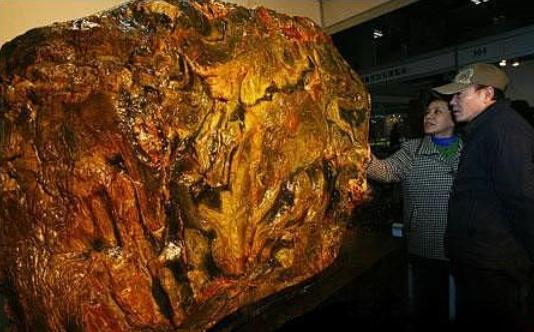 奇石|一块其貌不扬的石头,竟然价值8亿,到底是什么石头价格如此之高?