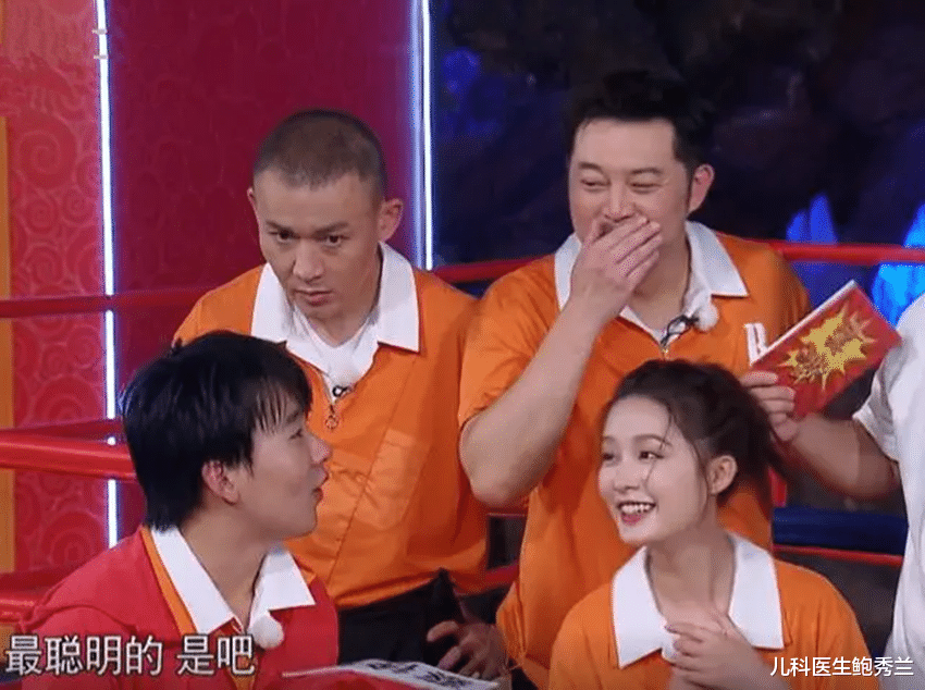 李沁|李沁录节目发现领口太大,被男嘉宾围着时,她的救场方式不得不服