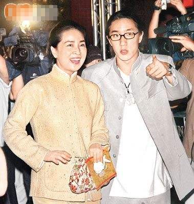 成龙|成龙的妻子67岁了，掌管几十亿家产却不爱打扮，生活朴实像老太太