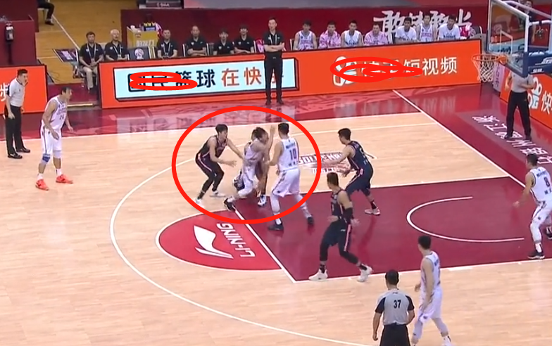 易建联|鼓掌+竖大拇指！裁判为啥吹胡明轩而不吹易建联呢？以下2种可能