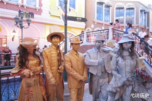 弋说历史|85万一根的天价香蕉，却在展厅上被一游客吃掉，后来怎样了？