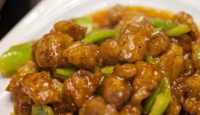 『聚会』公司聚会，10人点了12道“东北菜”，看到这菜量，朋友们后悔了！