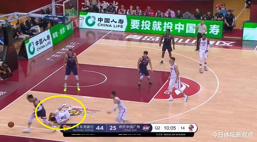 易建联|领先19分,易建联一举动令人尊敬,32岁了啊,刚复出就这么玩命