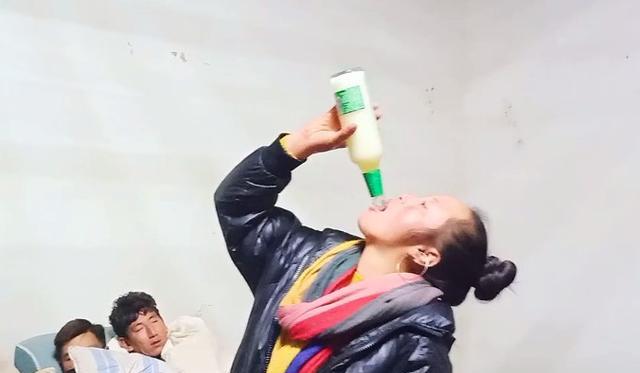 无风狂客 大凉山彝族婚礼，15个伴郎到新娘家过夜，通宵喝酒每人最少40瓶