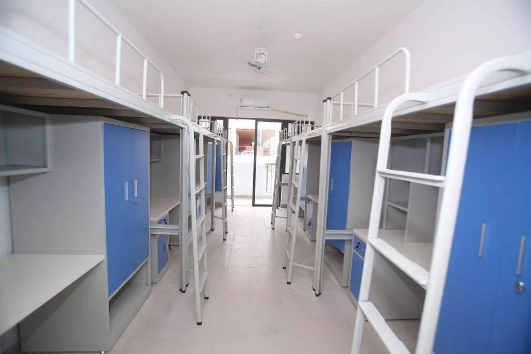 清华大学■高校宿舍对比！清华VS北大VS哈佛VS剑桥，网友：国外是卧室