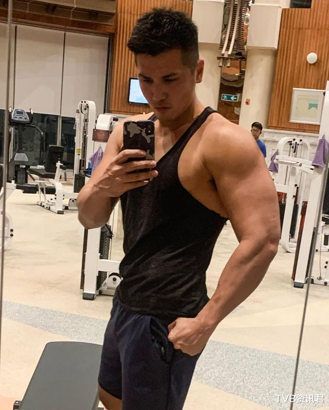 TVB@好夸张!前TVB小生大晒47吋“球状”胸肌遭网民嘲笑:该穿内衣了