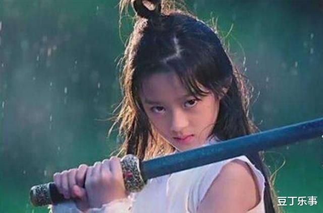 迪丽热巴|她10岁就被杨幂签走，承包赵丽颖迪丽热巴的童年，今星途顺风顺水