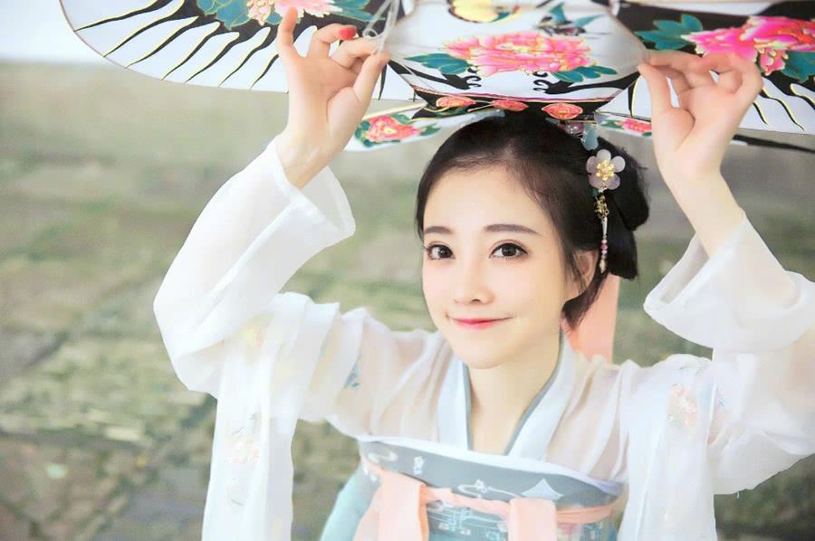 冯提莫|开挂的人生还需努力，看冯提莫登上最强音乐会，变成耀眼巨星！