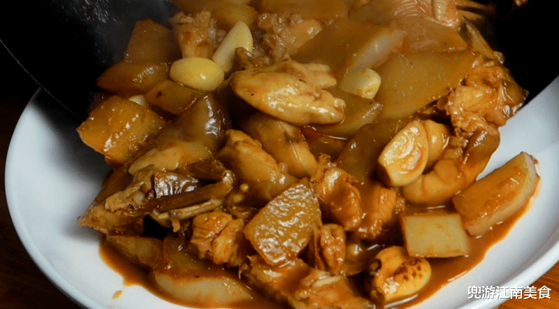 鮰鱼|淮扬菜大厨分享鮰鱼超美味做法，鱼肉细嫩软糯，萝卜入口即化