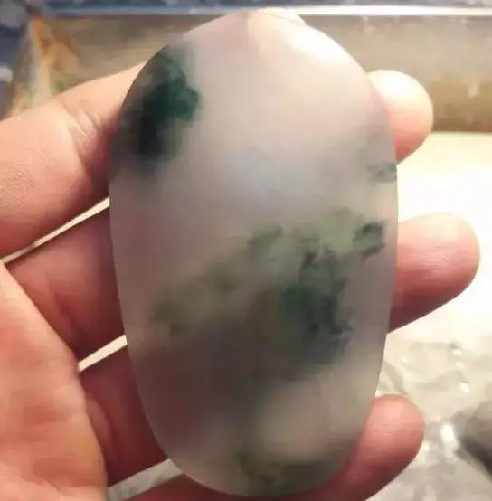 「」飘花翡翠为何贵,欣赏完翡翠飘花片料到成品惊艳全过程,你就知道!