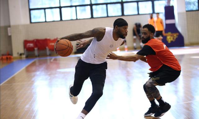 广东男篮@广东队小外训练场露面，他是马利克韦恩斯，杜锋率队卫冕在望