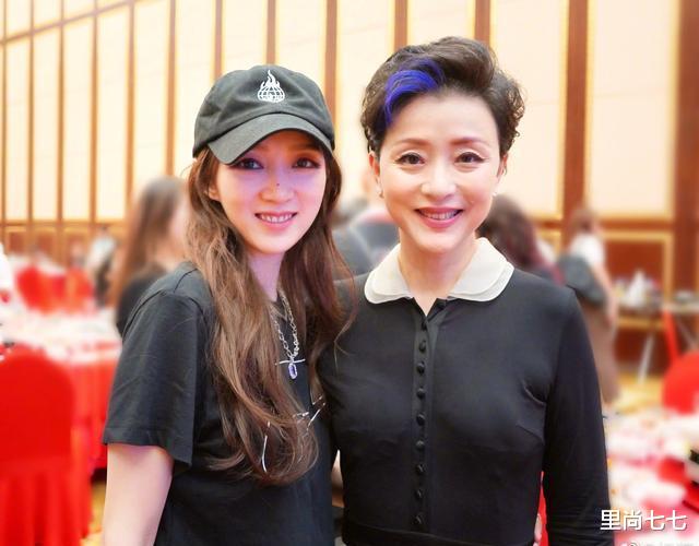 姐姐|太实在！杨澜发姐姐合照不P图，伊能静太苍老，沈梦辰鼻子会发光