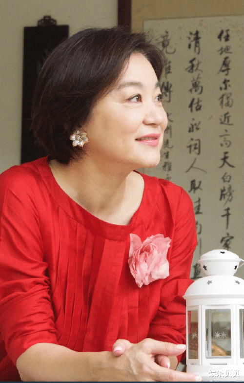林青霞|林青霞诠释美人在骨不在皮，年轻时风华绝代，66岁时依然透着美