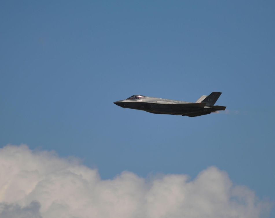 「公安部」5天内发生第二起事故，美F35-A战机在空军基地坠毁