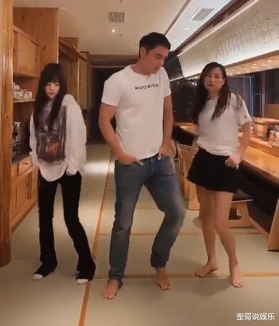 李小璐|李小璐明道张庭光脚在餐厅跳舞,50岁张庭玩嗨,姿势让李小璐笑喷