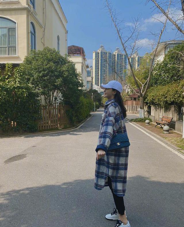 「杜海涛」沈梦辰晒“男友视角”逛街照！看清身后超大别墅后，杜海涛也太有钱了