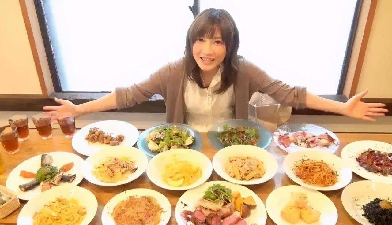 女孩|10个包子，5根鸡翅，31杯雪糕，25岁女孩太能吃，医生：减肥害的