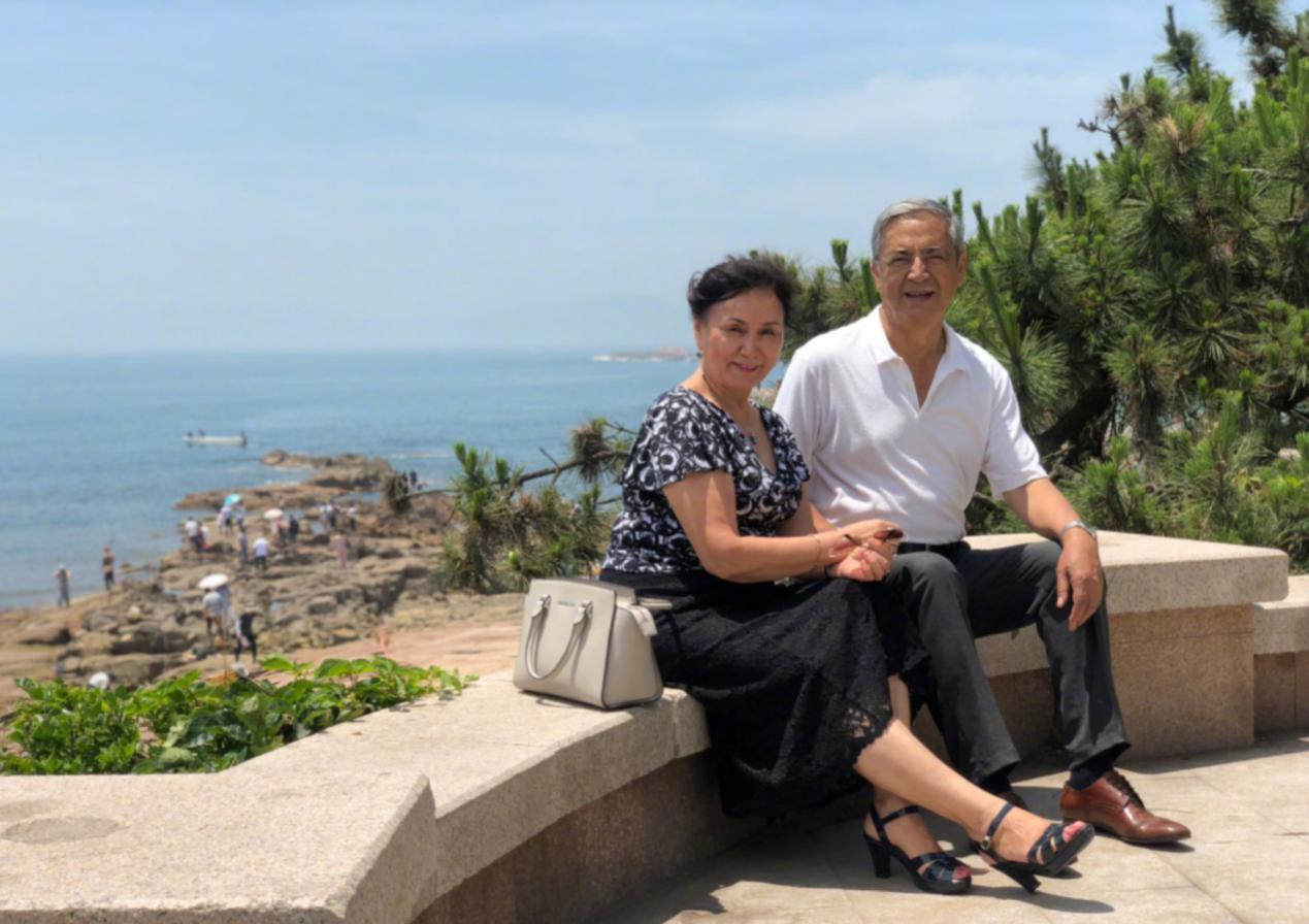 尼格买提|尼格买提又皮了！带父母去爬山，还把秦昊P中间玩起了“危险梗”