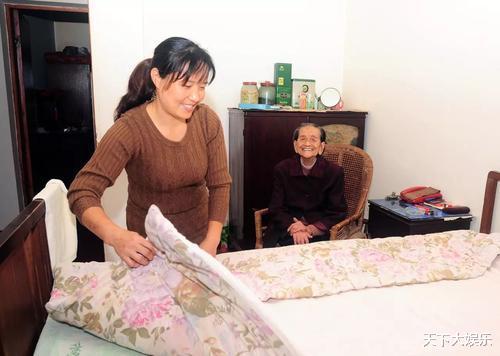 「退休」50岁退休女人的悲哀：父母长寿，是我退休后噩梦的开始！