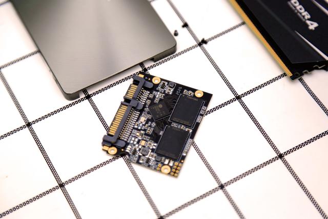 机箱|又一次小机箱的装机，这次来聊聊存储如何选