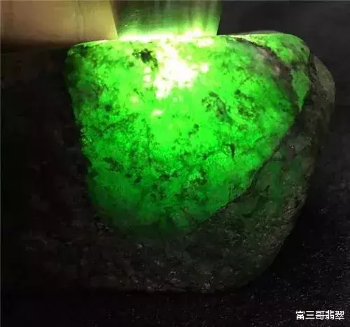 翡翠▲翡翠赌石揭秘—行家说的“擦涨不算涨，切涨才算涨”你真的明白吗？