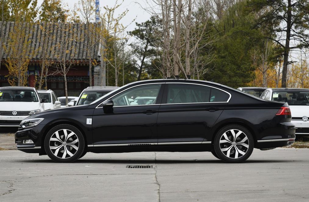 大众迈腾:被捧红的中型车,舒适如本田,保值率比雅阁高,不到19万起!