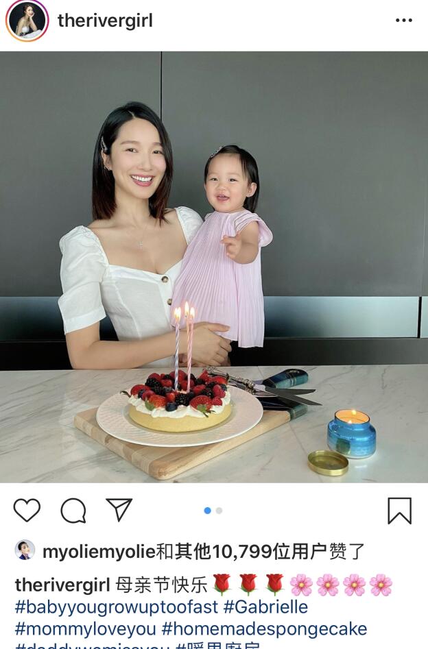 『王祖蓝』王祖蓝女儿越长越美，头戴发卡穿粉红裙子，手指镜头笑得超可爱！