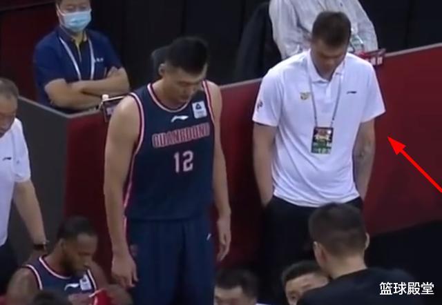 杜锋|杜锋怒斥曾繁日,谁注意到全队动态?全部低头,朱芳雨亮了