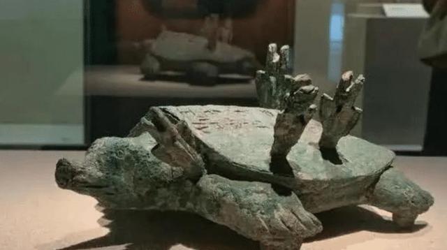 河南|河南老大爷钓鱼竟钓到只\乌龟\，龟背插着4支箭，专家：最低18亿