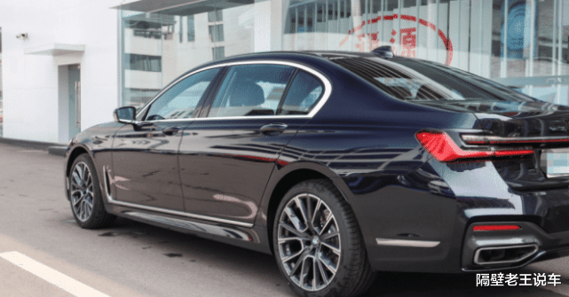 「奔驰S级」不愧为D级车之王！长5米2完胜奔驰S级，4秒破百+四轮转向，舒适如高铁