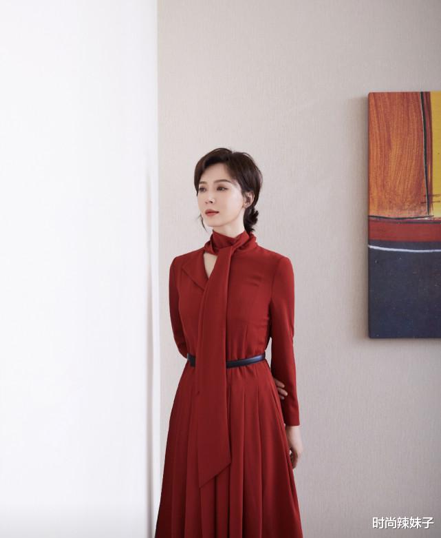 穿衣搭配|陈数有多喜欢职业装？一条小黑裙秀“优雅法”，职场女性不可错过