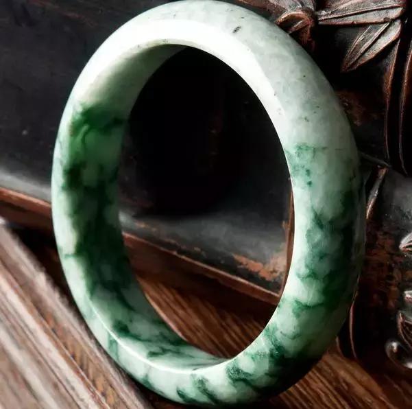 文玩▲翡翠上出现这种现象,一定是天然翡翠,不用怀疑!