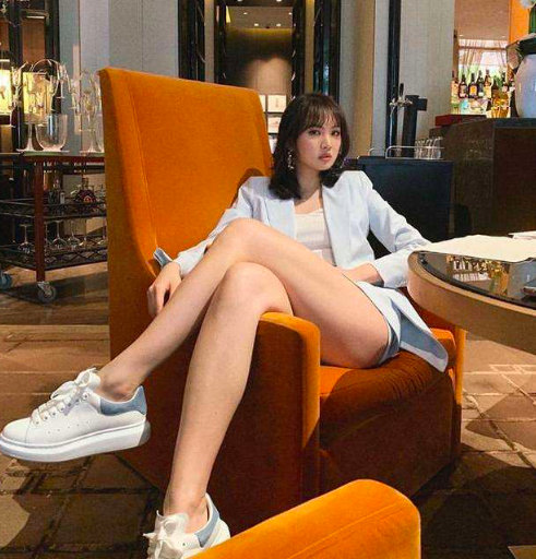 [华为]华为小公主晒哈佛毕业照，满桌名牌酒藏不住，两万玩偶真的露财了