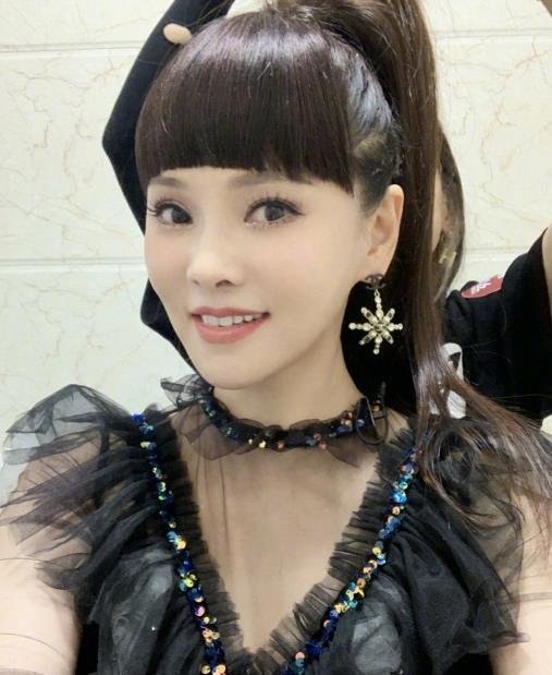 伊能静|伊能静再翻车，称李子柒只会在山里砍柴，网友：只有秦昊才能治她