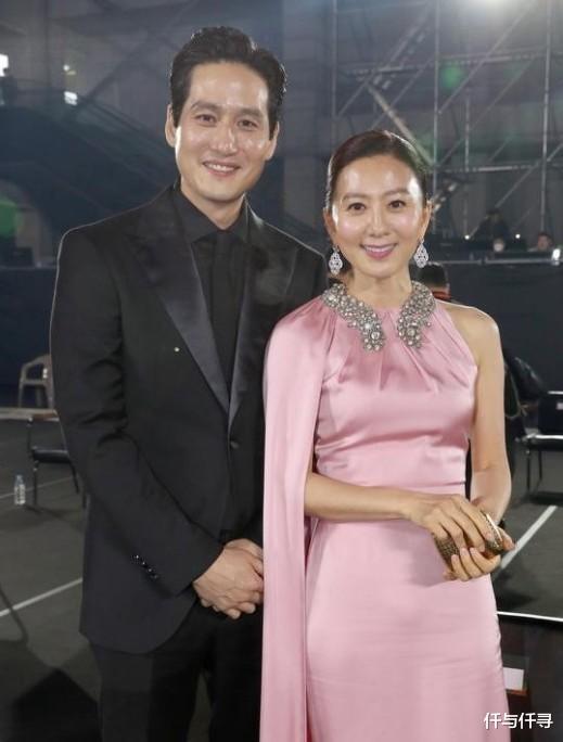 颁奖礼：韩国百想大赏生图出街：帅气贵公子变油腻男，影后夫妻满脸油光