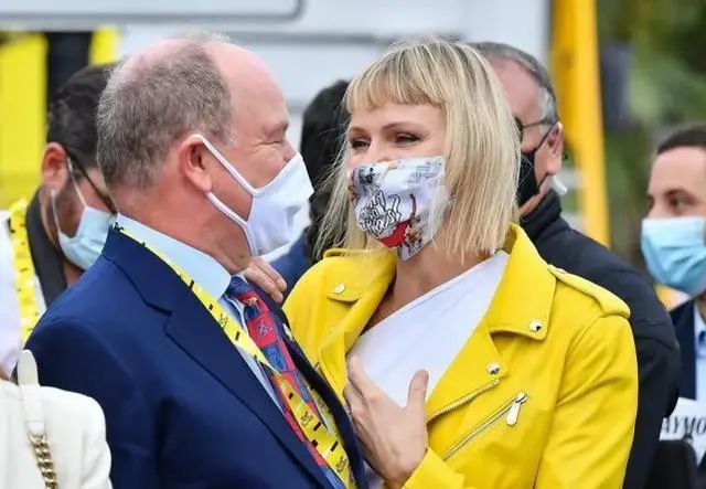 发型|布丽吉特“鸡窝头”不算啥,摩纳哥王妃新发型才真奇葩,太显老了