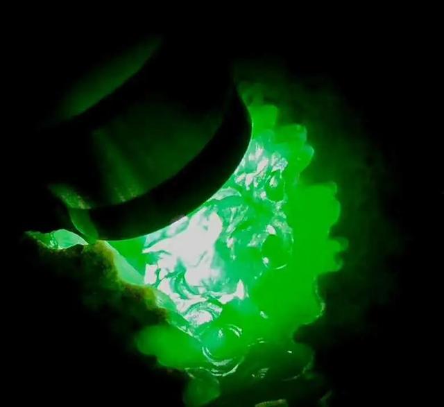 桃核|一块重380克的后江场口翡翠原石,开窗爆满色冰阳绿!