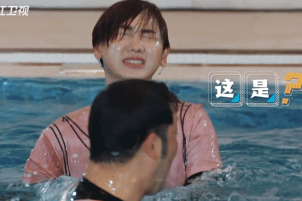 「汪苏泷」《奔跑吧》偶像包袱最重的嘉宾，落水后捂脸找帽子，baby帮忙解围