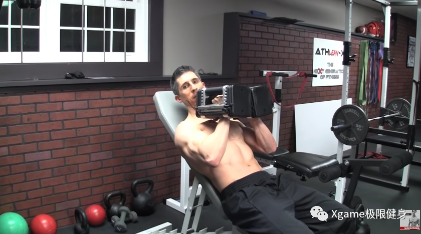 『哑铃』如何练出埋住锁骨的上胸？试试这个终极上胸训练！